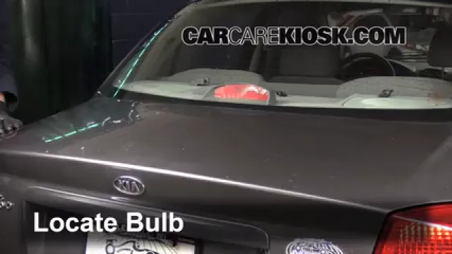 2004 Kia Rio 1.6L 4 Cyl. Éclairage Feu de freinage central (remplacer l'ampoule)